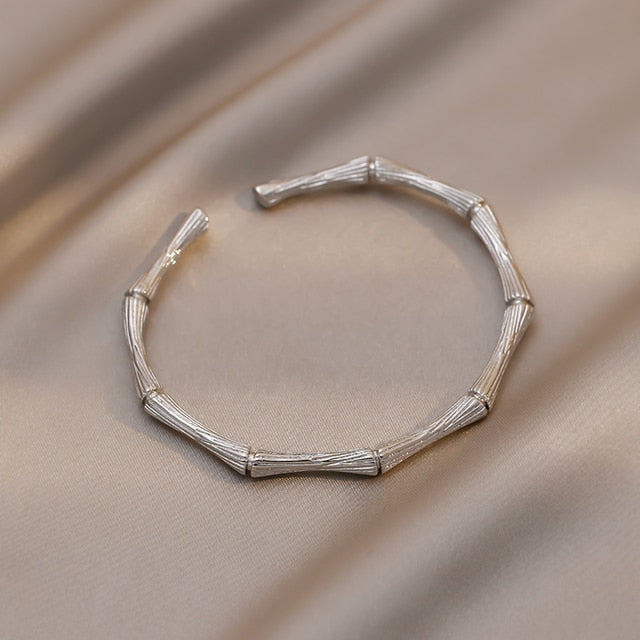 2021 NEW Simple White Shellfish Board Bend Metal Geometric Overlap Acetic Resin Open Bangle for Women Girls Jewellery