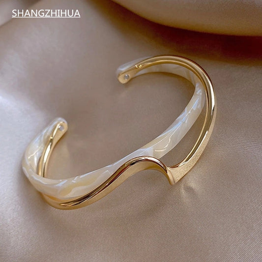 2021 NEW Simple White Shellfish Board Bend Metal Geometric Overlap Acetic Resin Open Bangle for Women Girls Jewellery