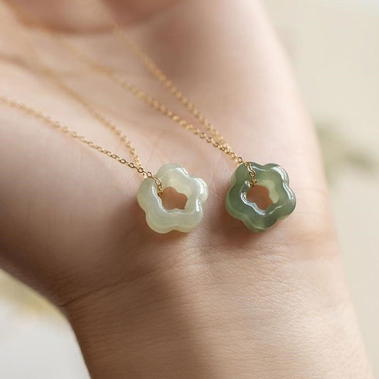 Natural Vintage Hetian Jade Necklace Plum Blossom Pendant Luxury Hollow Clavicle Chain Fashion Temperament Jewellery Accessories